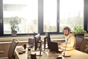 Un développeur dans son bureau